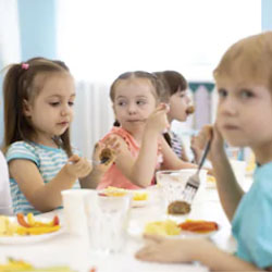 Enfants déjeunant ensemble